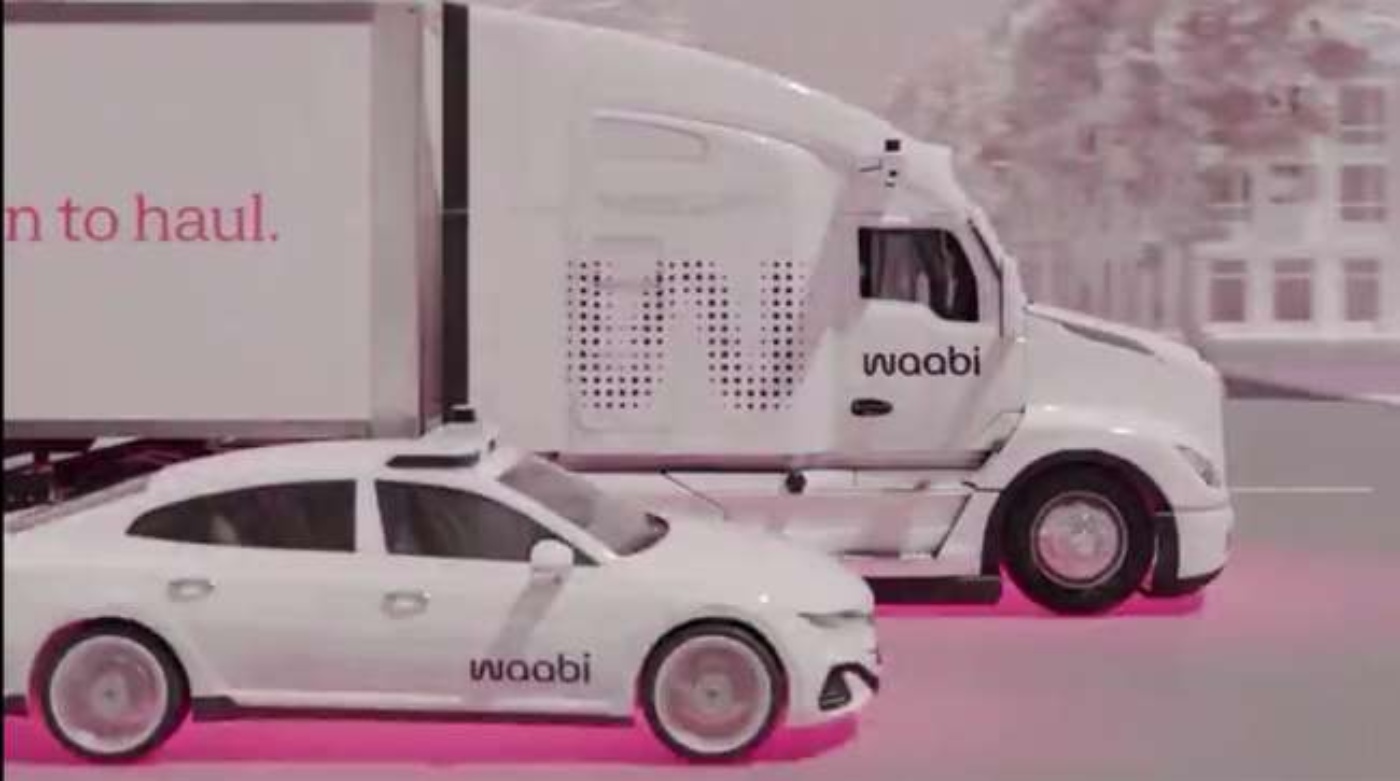 Ein weißer autonomer Lkw und Pkw von Waabi fahren nebeneinander auf einer rosa Straße.