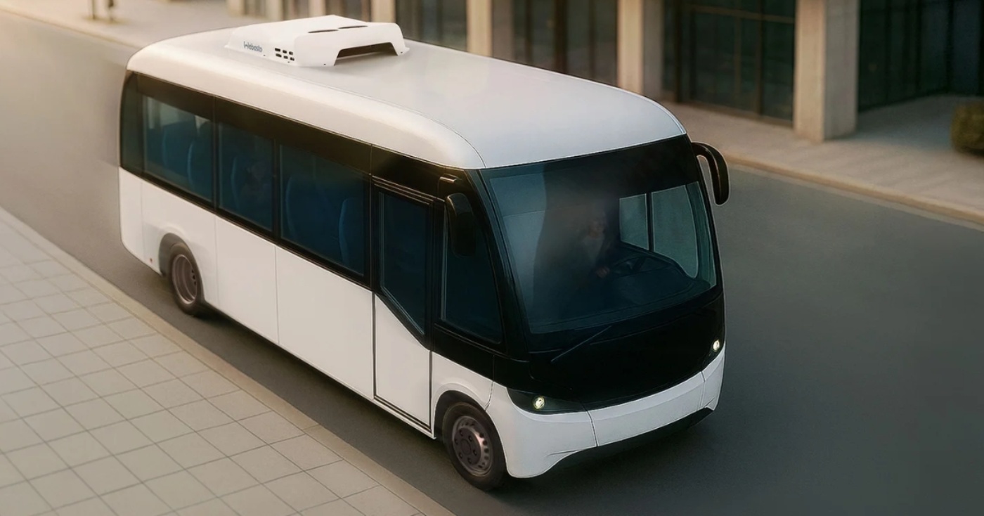 Kleiner weißer autonomer Shuttlebus fährt auf einer Stadtstraße, Ansicht von oben.