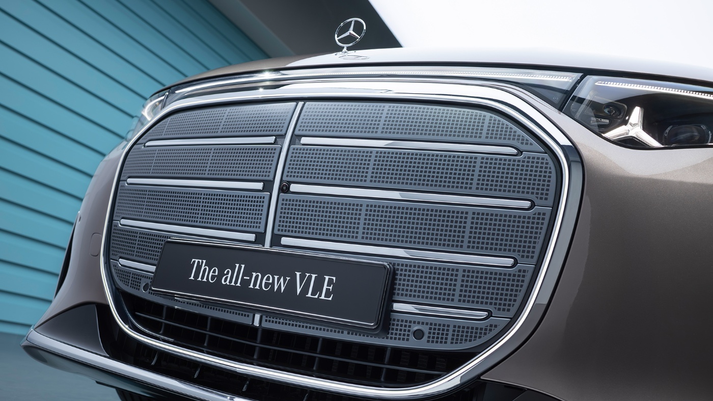 Front grille of the Mercedes-Benz VLE with model name plate.