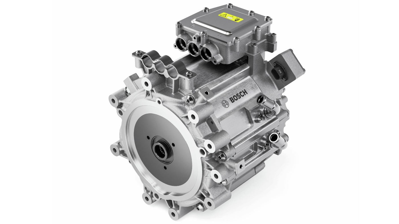 Ein detailliertes Metall-Motorbauteil vor weißem Hintergrund.