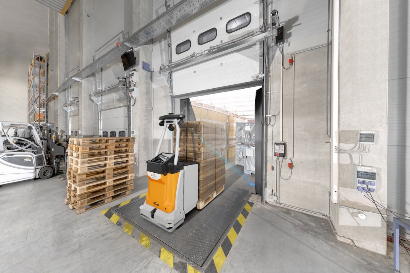 Autonomer mobiler Roboter transportiert Waren an einem Industrietor.
