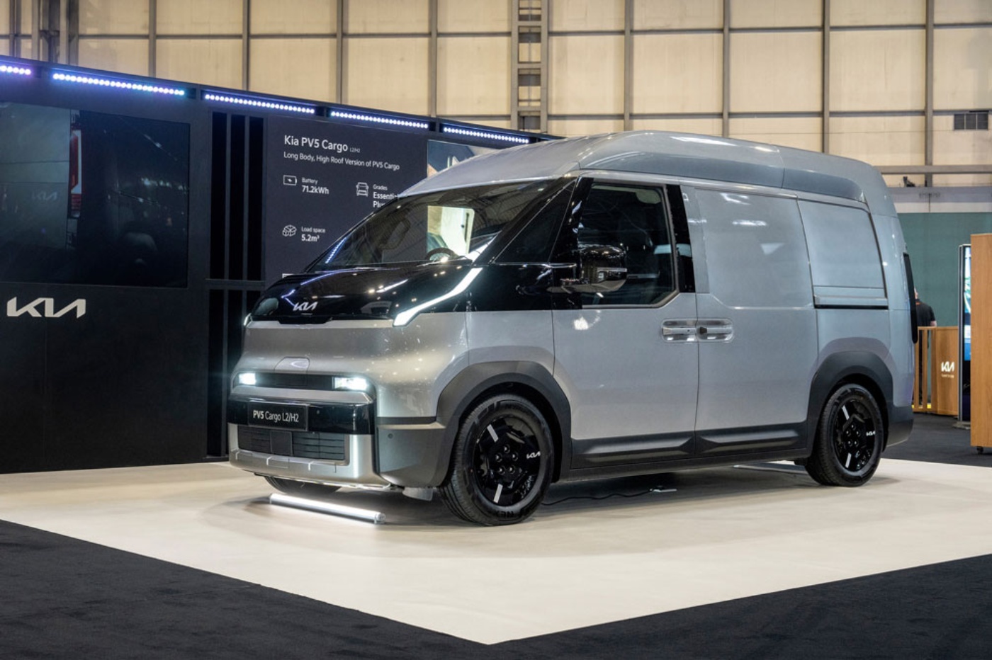 Kia PV5 Cargo Transporter auf einem Messestand in einer Halle.