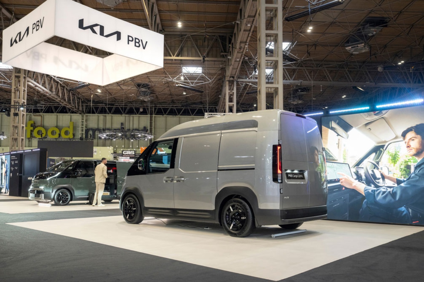 Kia PV5 Cargo Transporter auf einem Messestand.