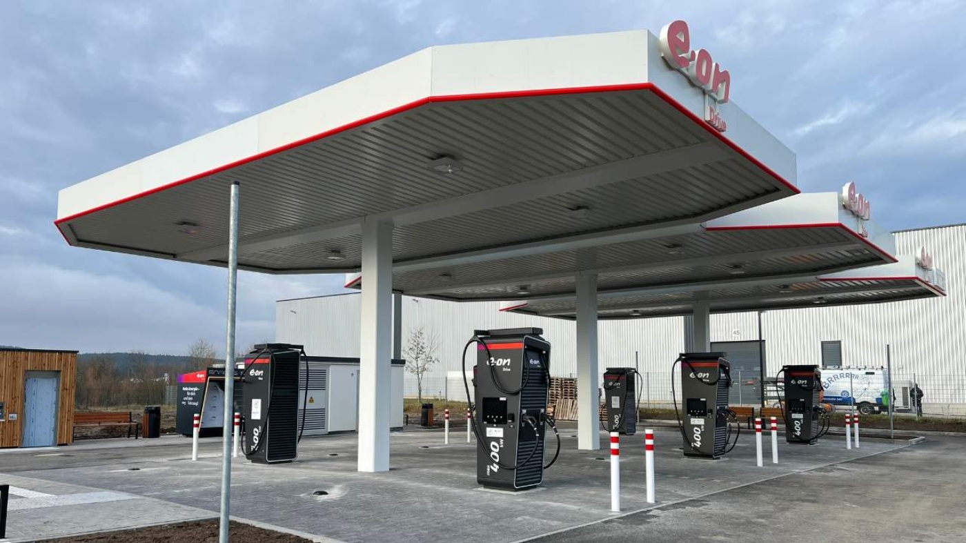 E.ON Drive Ladepark mit mehreren Schnellladesäulen unter einem Dach.
