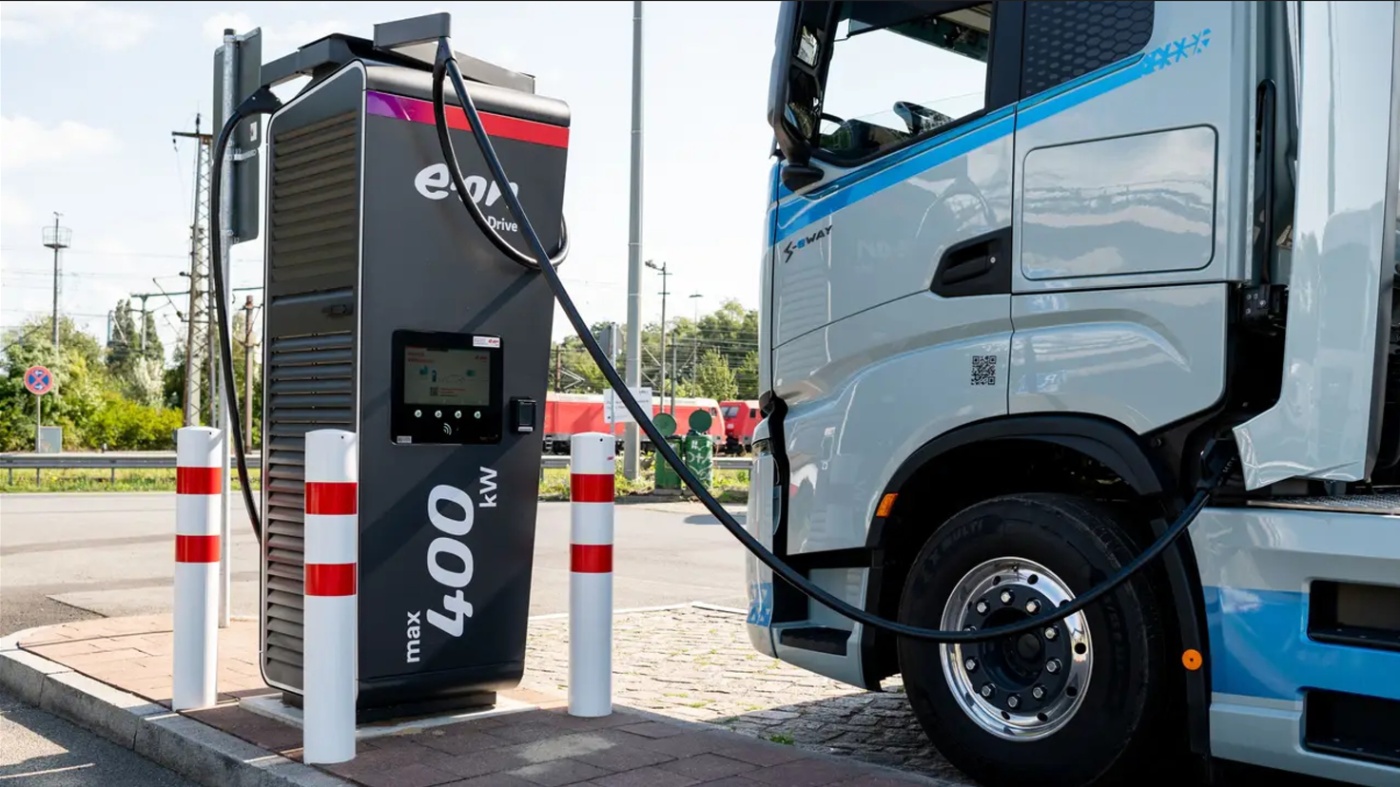 E.ON Drive Schnellladesäule lädt einen E-Lkw mit 400 kW.