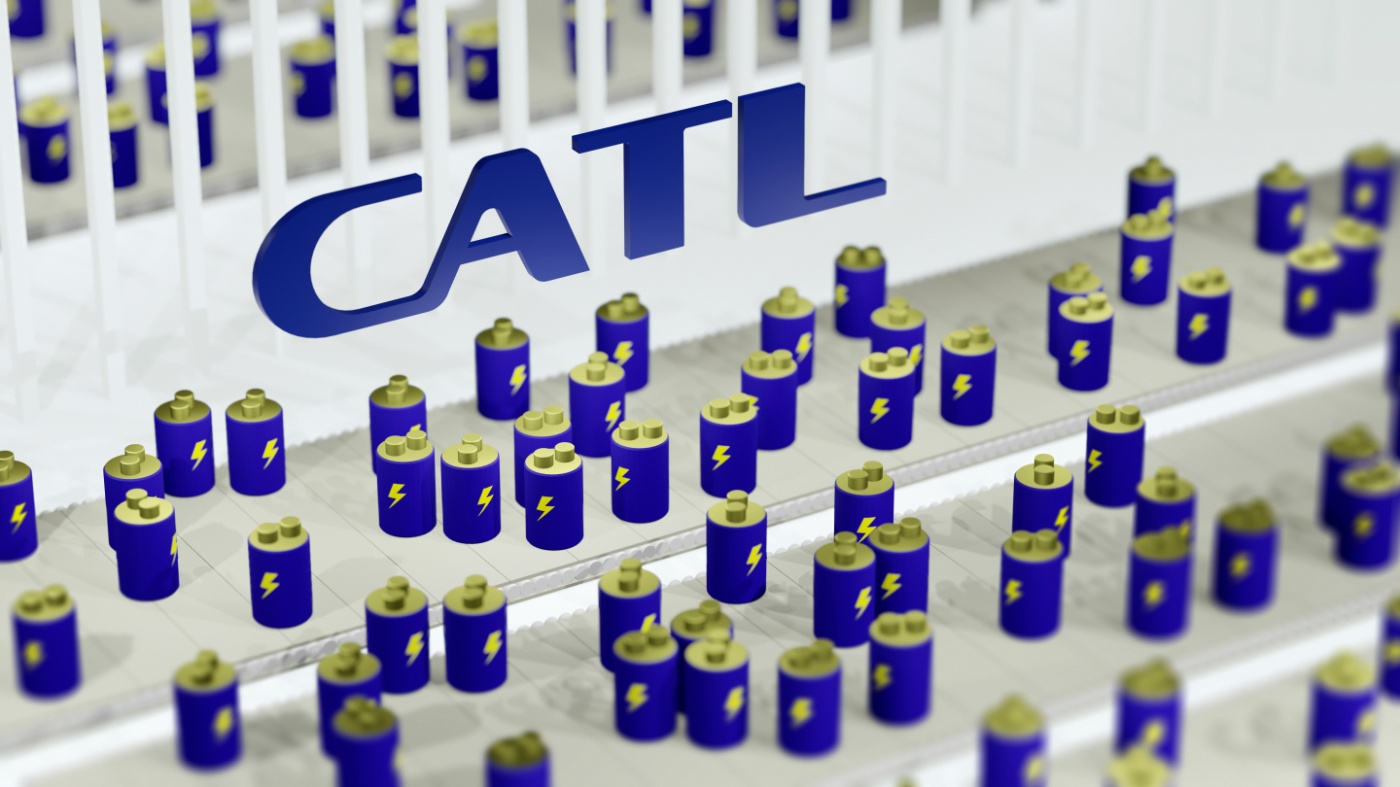 CATL Logo über Reihen von Batterie-Symbolen auf Produktionslinie.