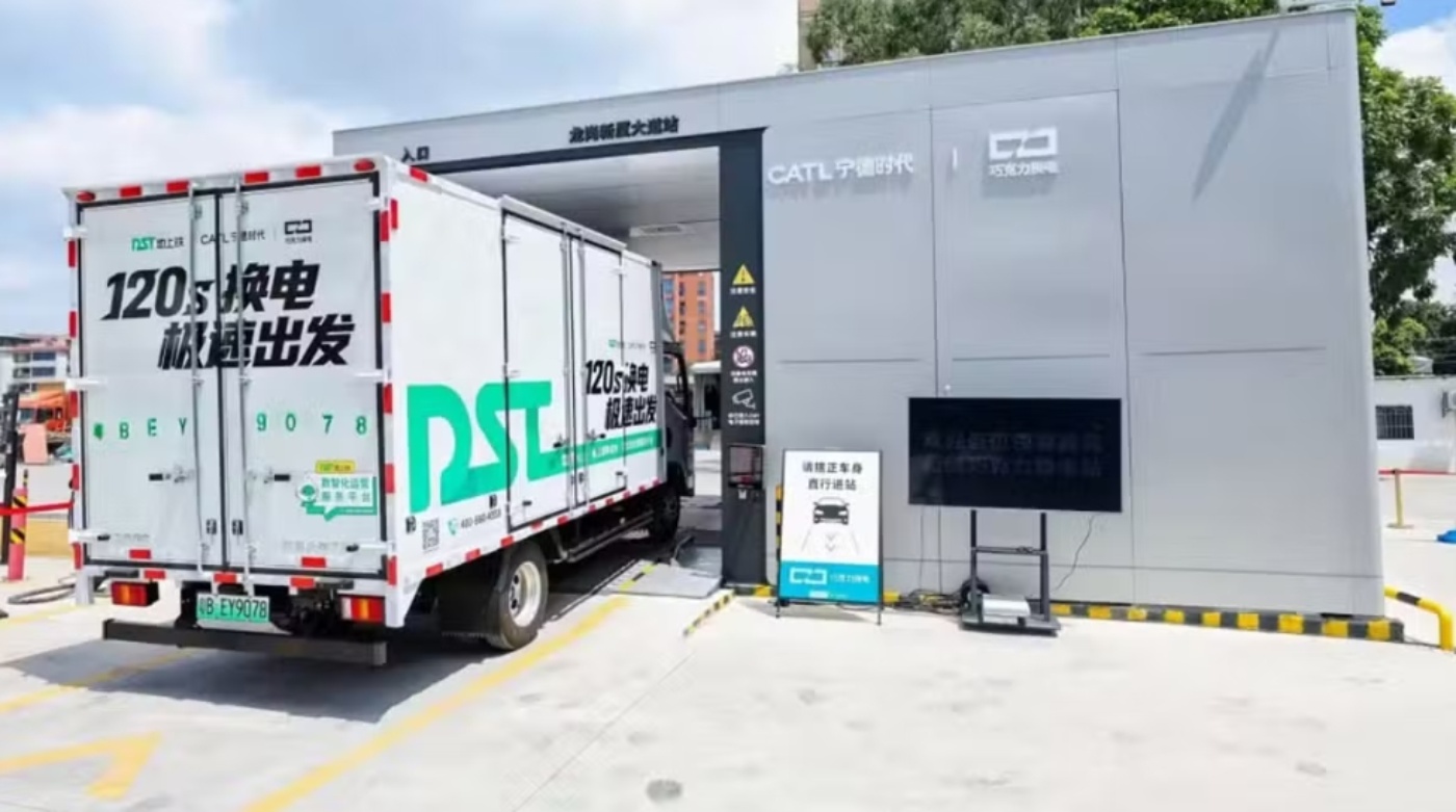 CATL Batteriewechselstation mit Lieferwagen bei Einfahrt.