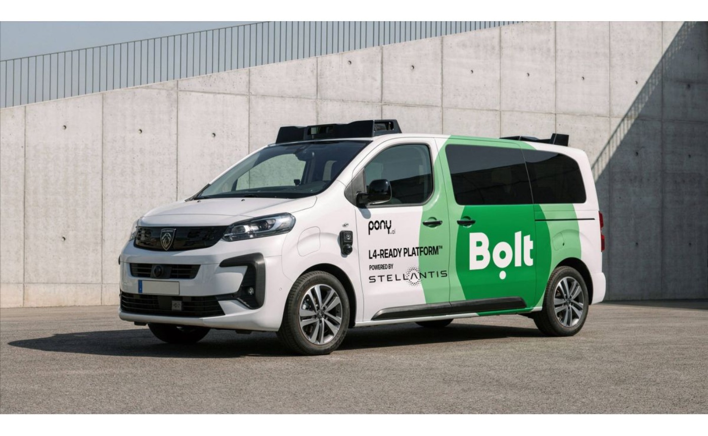 Autonomer Bolt Shuttle-Van von Stellantis und pony.ai im Freien.