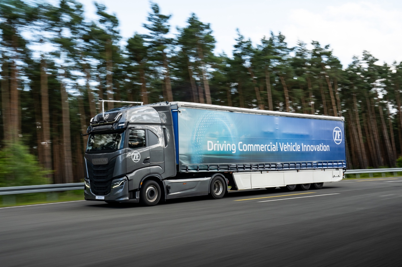 ZF-Sattelzug fährt auf einer Autobahn mit Anhänger zur Nutzfahrzeug-Innovation.