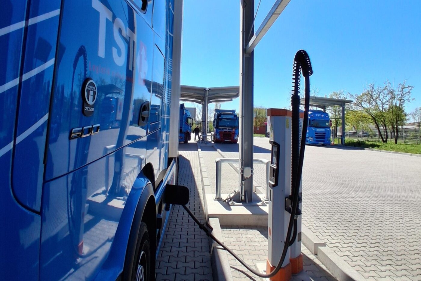 Elektro-Lkw lädt an einer Ladestation für Nutzfahrzeuge.