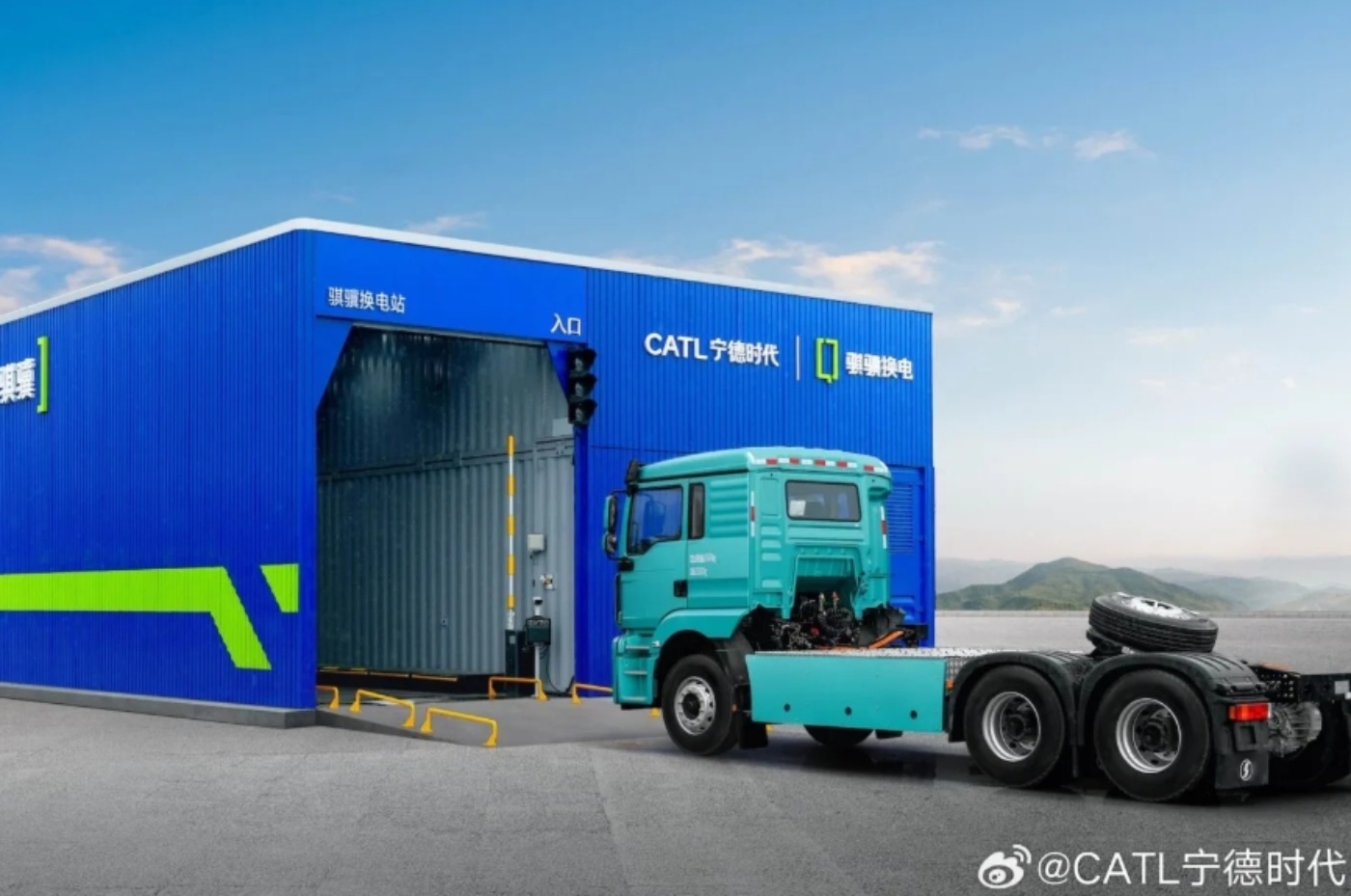 Ein Elektro-Lkw steht an einer CATL-Batteriewechselstation.