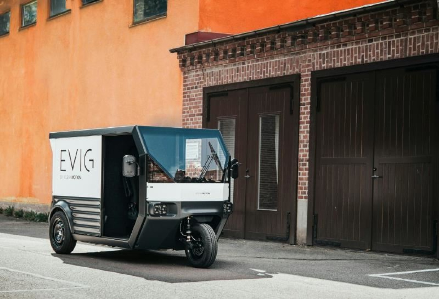 CleanMotion EVIG electric cargo vehicle parked beside a building.