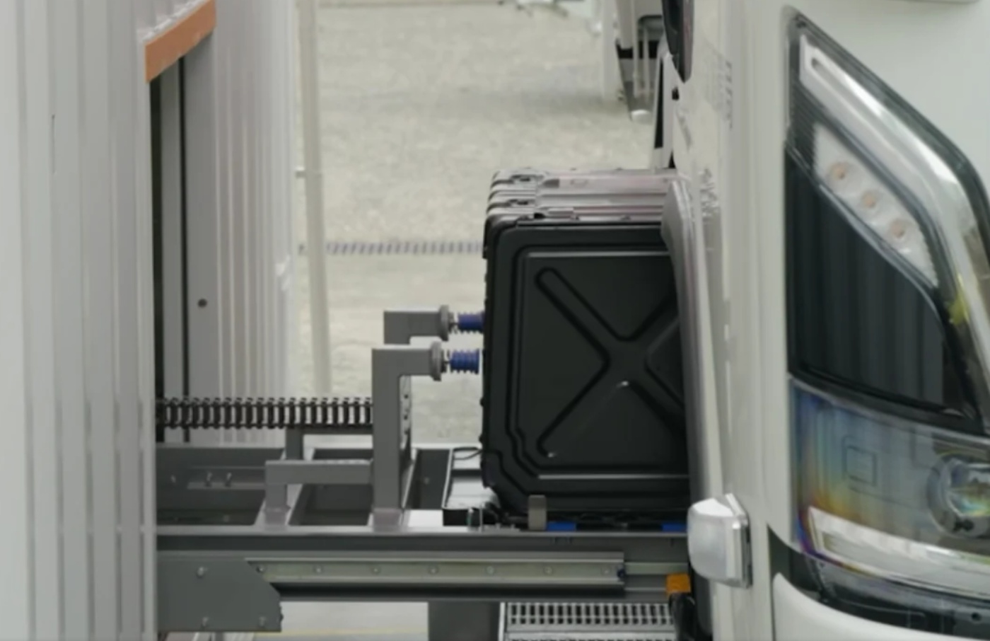 Nahaufnahme eines Batteriepakets hinter der Fahrerkabine eines Isuzu-Lkw.