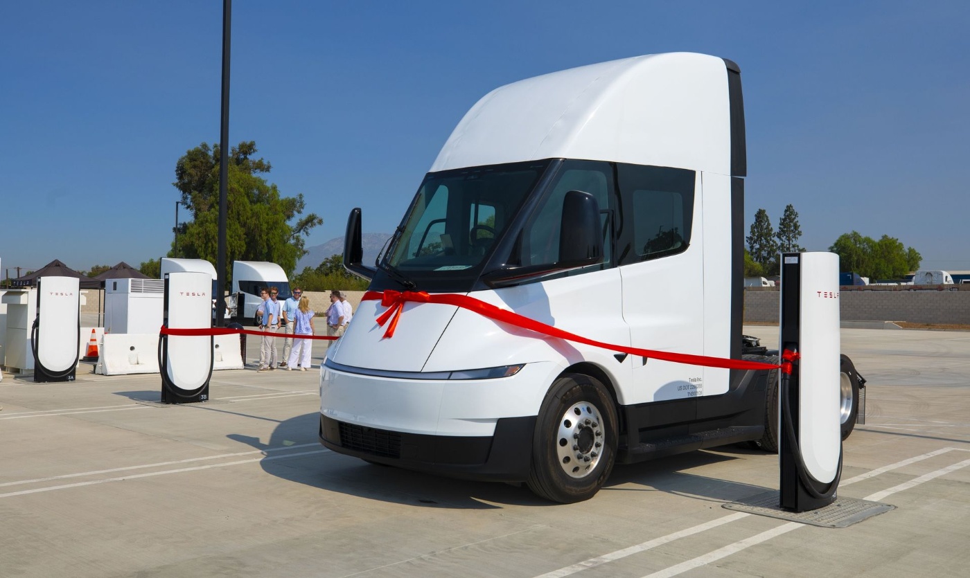 Ein weißer Elektro-Lkw lädt an einer E-Ladestation.