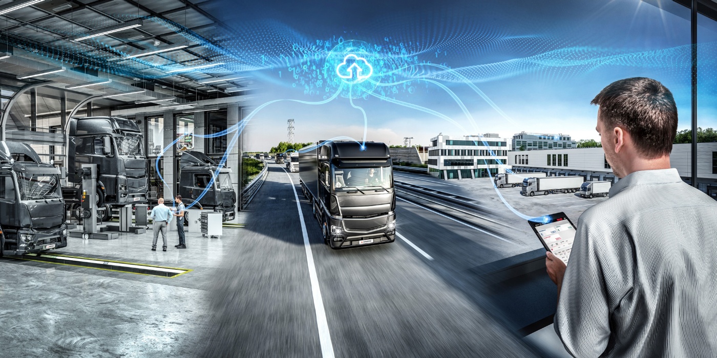 Person betrachtet eine digitale Fabrik mit vernetzten Lkw und KI-gestützter Logistik.