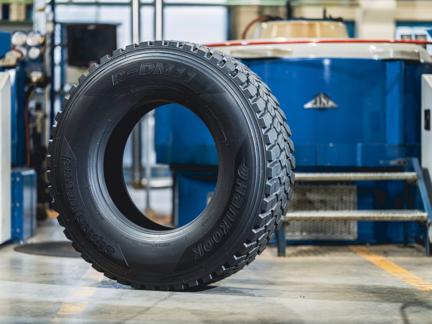Hankook-Lkw-Reifen steht aufrecht in einer Werkhalle.
