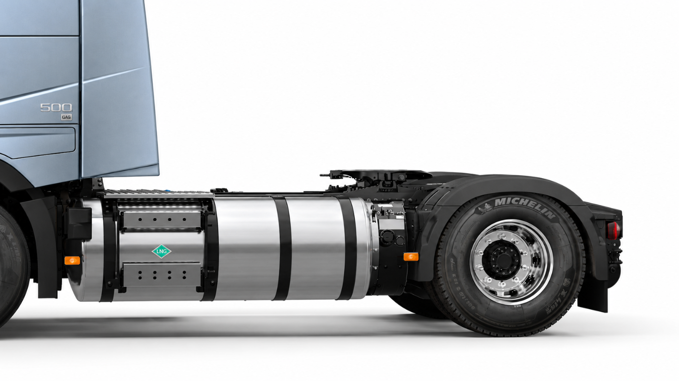 Seitenansicht eines Lkw-Fahrgestells mit großem LNG-Kraftstofftank.