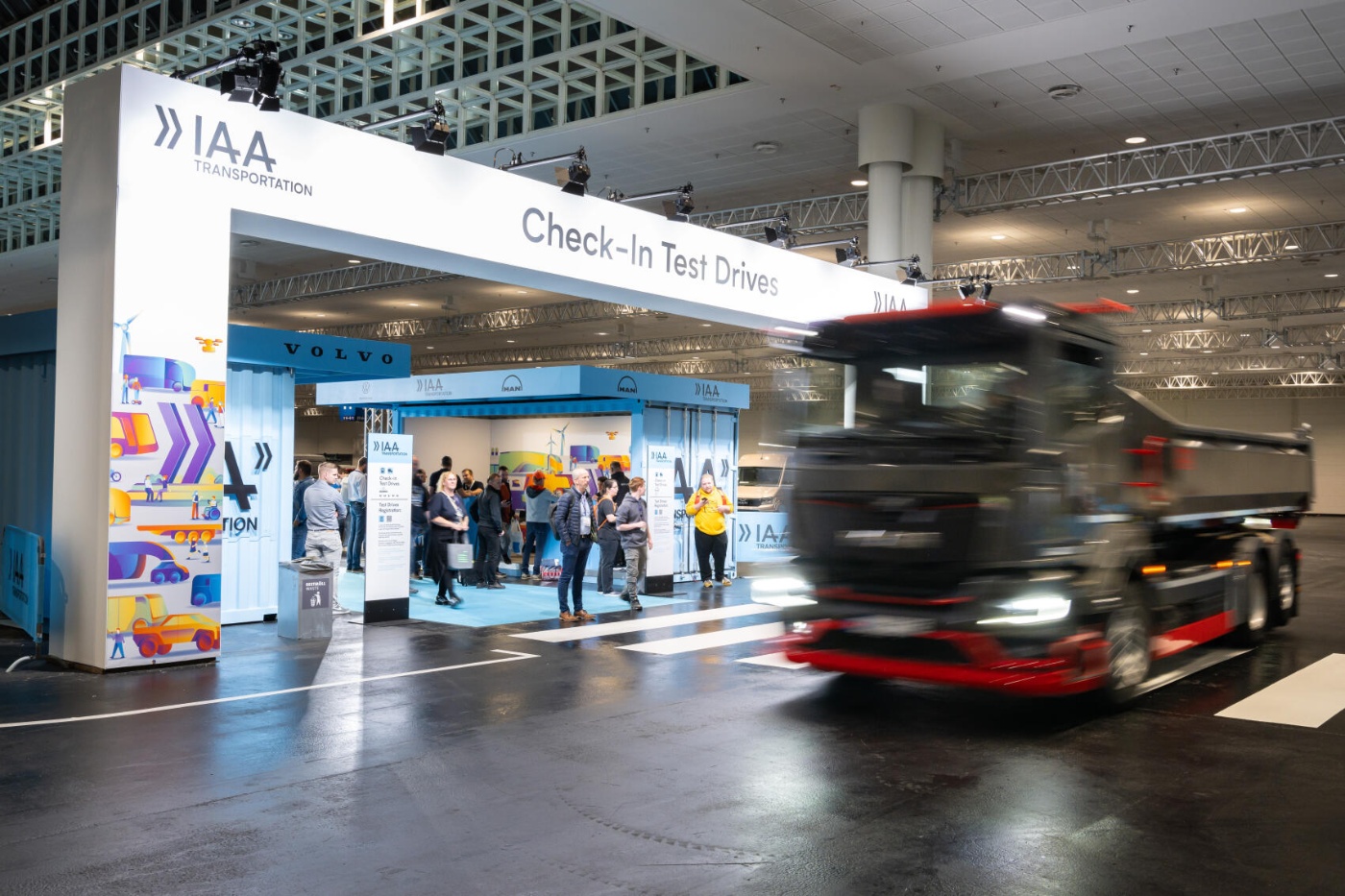 Lkw fährt am Check-in für Testfahrten der IAA TRANSPORTATION vorbei.
