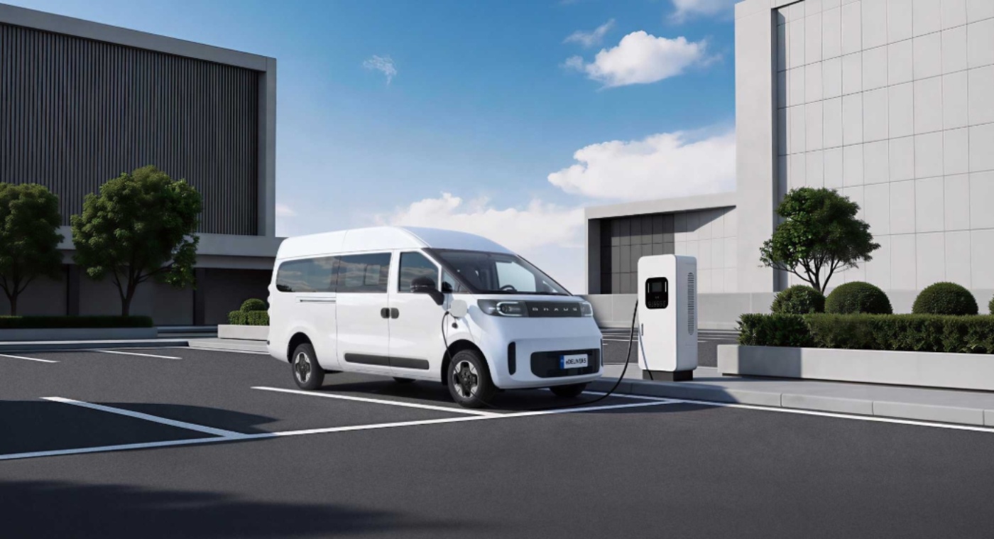Weißer MAXUS Elektrotransporter beim Laden an einer Ladestation.