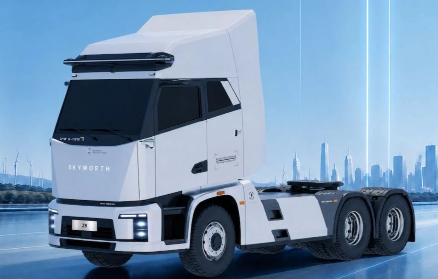 Weißes elektrisches Lkw-Fahrgestell von Skyworth in Front- und Seitenansicht.