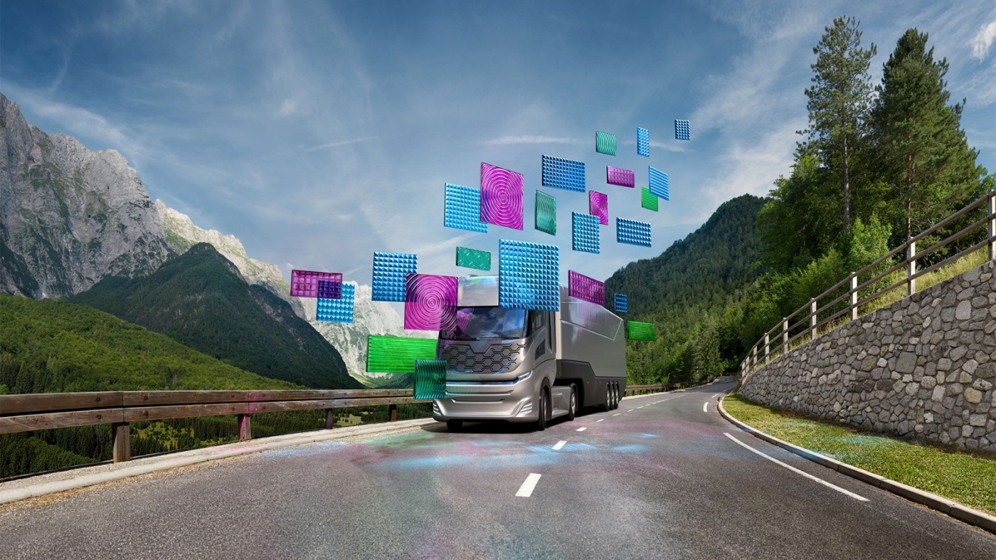 Selbstfahrender Lkw auf einer Bergstraße, umgeben von schwebenden digitalen Symbolen.