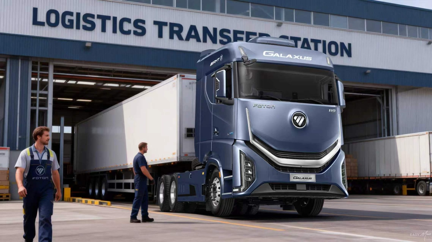 Elektro-Lkw verlässt ein Logistikzentrum, während zwei Mitarbeiter daneben stehen.