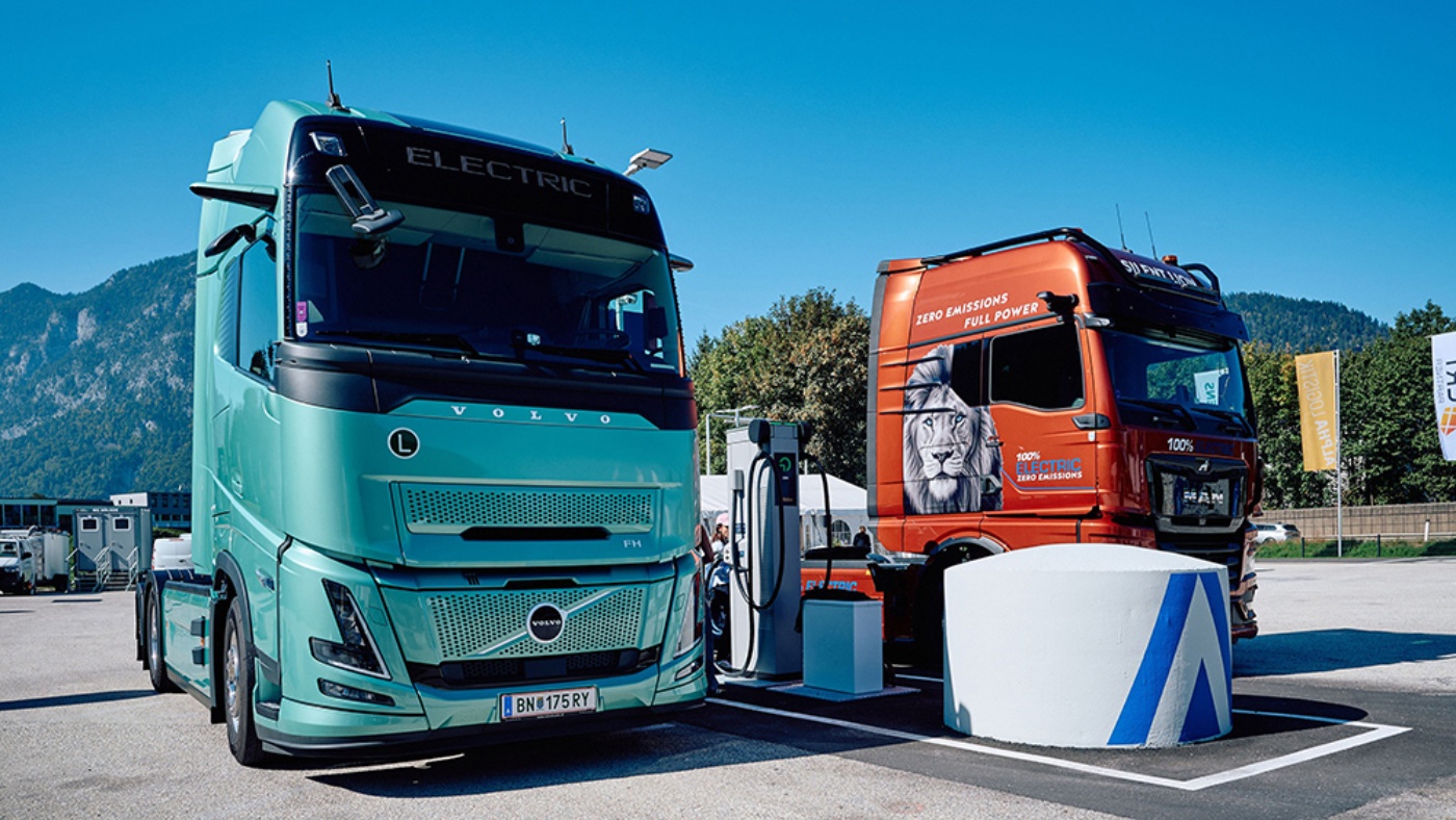 Zwei Elektro-Lkw stehen an einer Ladestation.