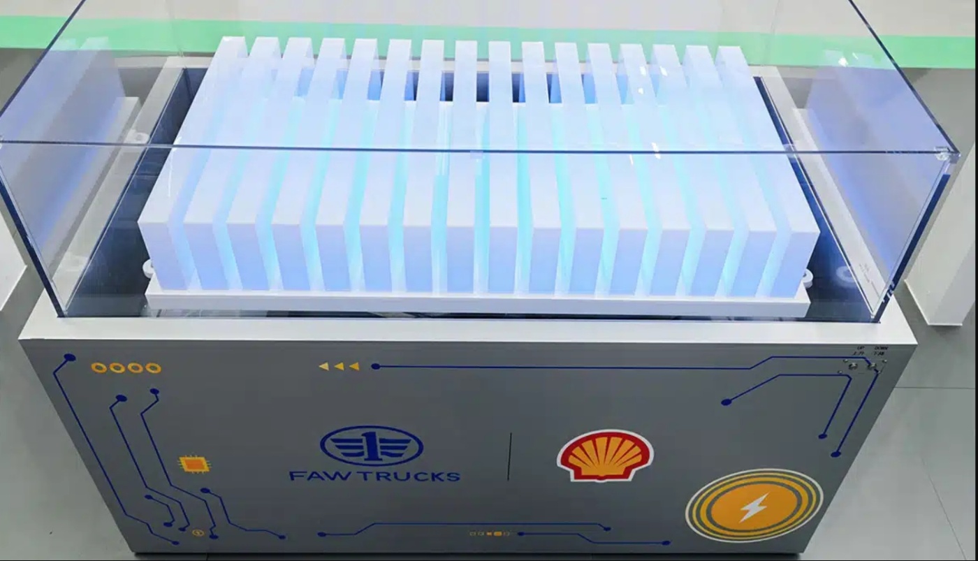 Technisches Gerät mit geripptem Kühlsystem und Shell-Logo, von oben fotografiert.